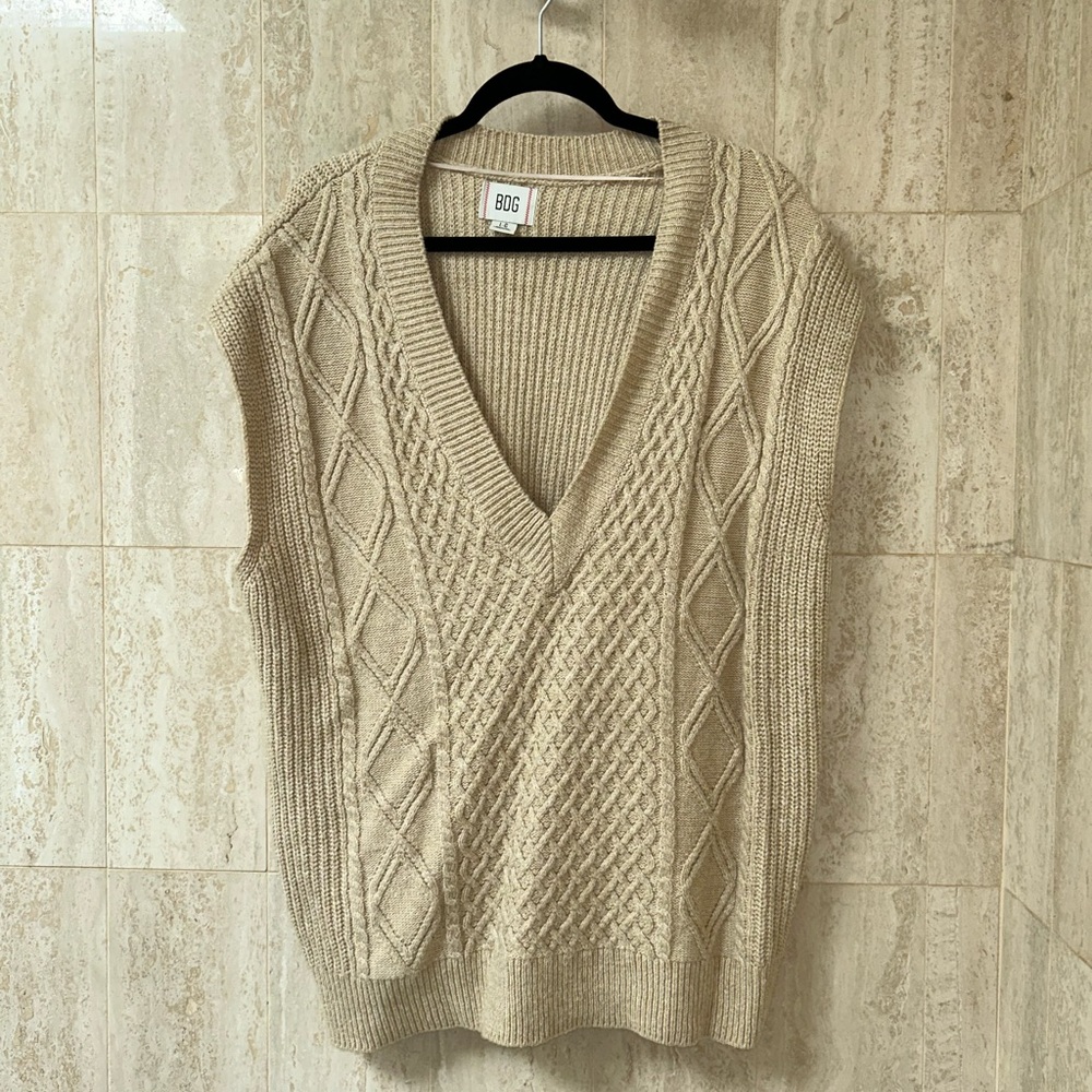 Urban Outfitters (BDG) Oversized Cable Knit VNeck Sweater Vest (Large) - Oatmeal